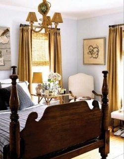 Dormitor clasic cu pat din lemn masiv si candelabru
