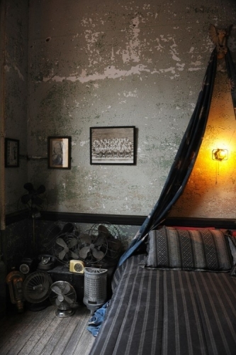 Dormitor in stil industrial pentru barbati