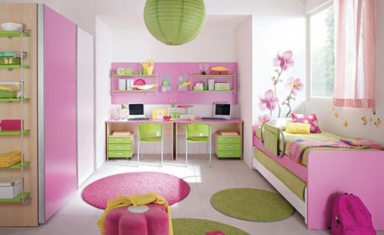 Camera pentru doua fetite cu mobila roz cu alb si decoratiuni verde mar