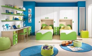 Dormitor pentru doi copii verde cu alb si accesorii albastre