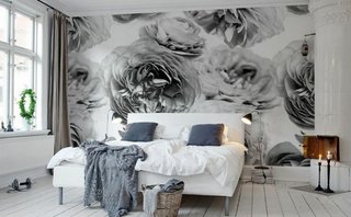 Dormitor cu tapet decorativ alb cu negru