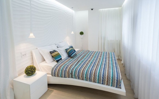 Perete de accent alb cu textura interesanta pentru un decor modern in dormitor