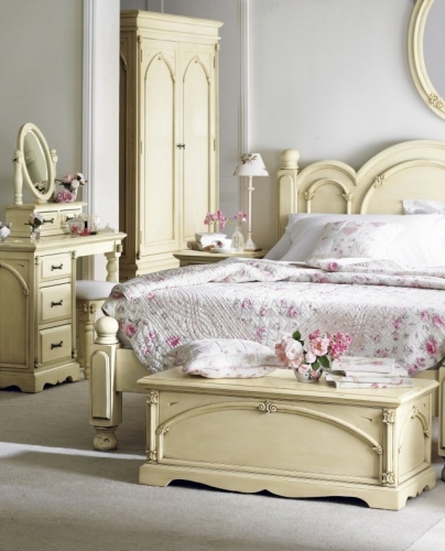 Dormitor romantic cu pat si mobilier shabby chic