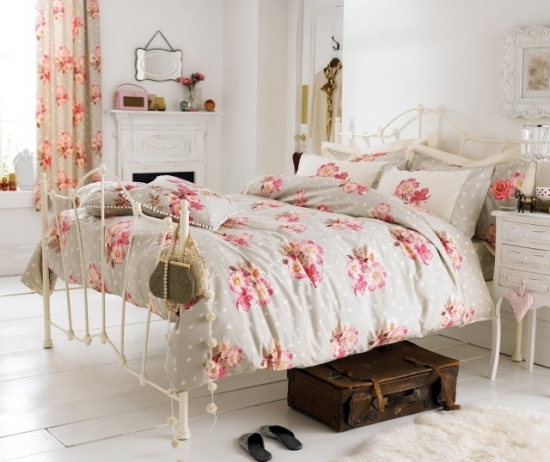 Pat de dormitor cu lenjerie cu model floral