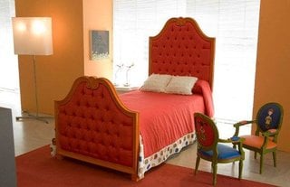 Dormitor pentru copii clasic in nuante de oranj si caramiziu
