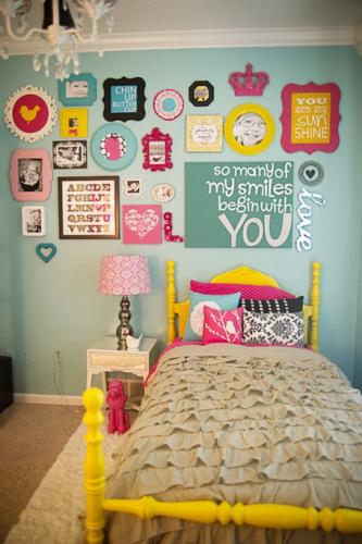 Perete din dormitor decorat cu tablouri special create pentru copii