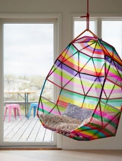 Balansoar suspendat impletit din fibre textile cu forma sferica agatat de tavan