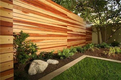 Gard modern din lemn