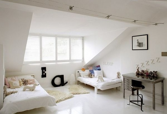 Dormitor alb la mansarda mobilat cu doua paturi
