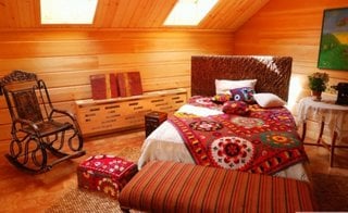 Dormitor la mansarda in stil rustic