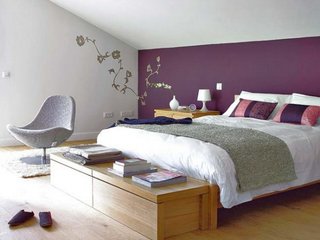 Zugraveala dormitor in doua culori mov si alb