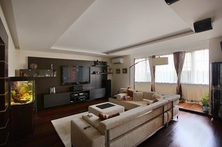 Model de tavan cu scafa decorativa in living modern mare cu perete maro ciocolata si canapea cu husa