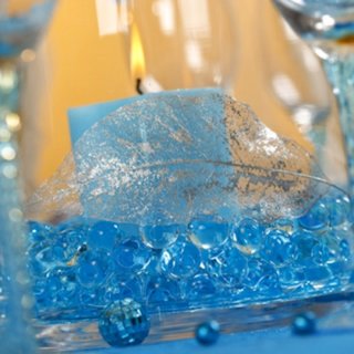 Aranjament pentru masa cu lumanare si bilute de sticla bleu