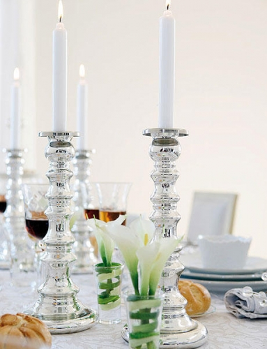 Sfesnice argintii cu lumanari albe pentru decorul mesei