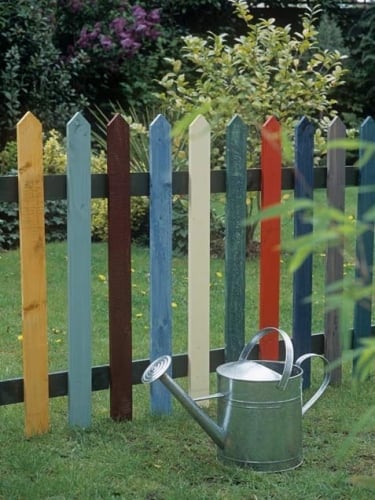 Gard din picheti de lemn colorati pentru o gradina vesela