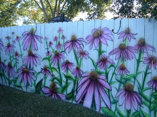Gard simplu din sipci de lemn pictat cu flori