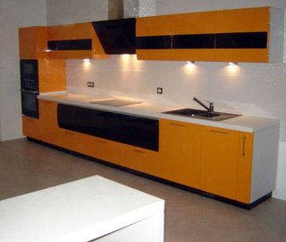 Bucatarie moderna portocalie