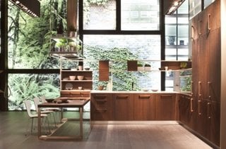 Bucatarie cu ferestre supradimensionate si mobilier din lemn