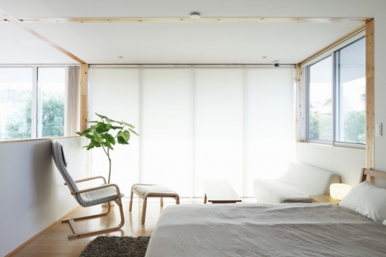 Dormitor modern amenajat in alb complet si accente naturale de lemn