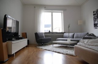 Idee de amenajare a unui living de apartament cu mobilier alb