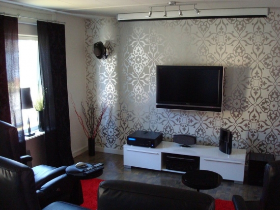 Living mic cu perete cu tapet gri cu argintiu si televizor montat pe perete