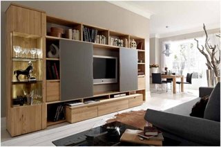 TV pe perete integrat in mobilierul din living cu sistem de mascare