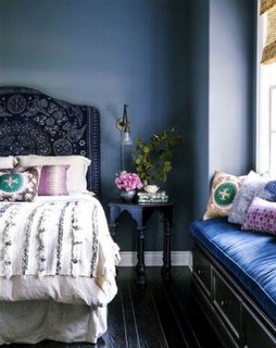 Dormitor albastru cu divan langa fereastra