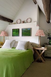 Amenajare dormitor mic la mansarda cu accente de verde