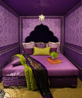 Design in stil marocan cu tapet violet si pat de mijloc