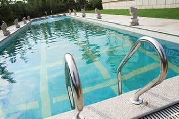 intretinere piscina curatare balustrada inox