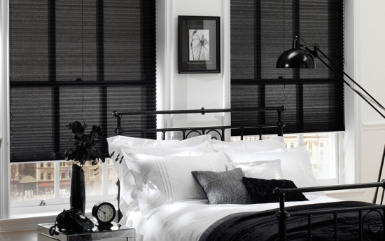 Jaluzele orizontale plisate culoare neagra dormitor