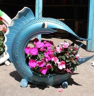 Cauciuc transformat in delfin ghiveci de flori