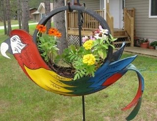 Papagal jardiniera confectionat din cauciuc reciclat