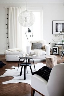 Living mic decorat cu fotolii si scaun taburet de culoare alba