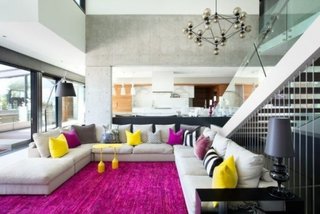 Living cu covor mare violet