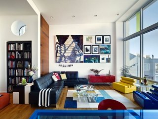 Sufragerie cu mobilier modern colorat si canapea neagra de piele