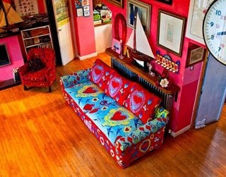 Canapea clasica retapitata cu sfofa viu colorata si transformata intr-una moderna
