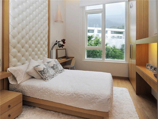 Dormitor cu decor alb