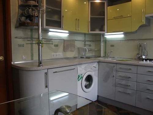 Masina de spalat rufe instalata in bucatarie