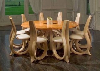 Masa cu scaune din lemn cu forme interesante