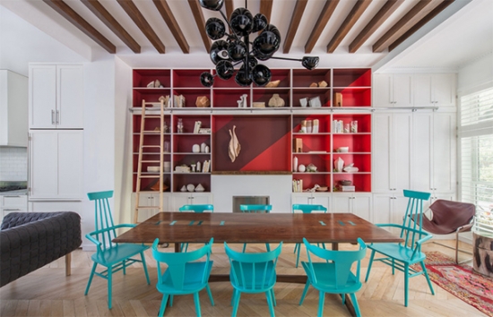 Living open space cu masa mare din lemn de nuc si scaune vopsite in turcoaz