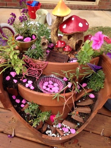 Pietris roz si ciupercute ornamente pentru ghivece
