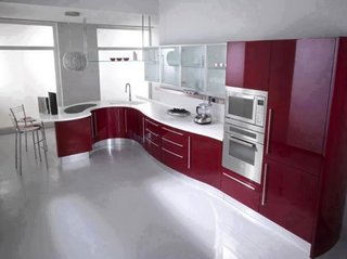 Model de mobila bucatarie rosie lucioasa si dulapuri cu geam