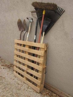 Suport din lemn pentru depozitare ustensile de gradina