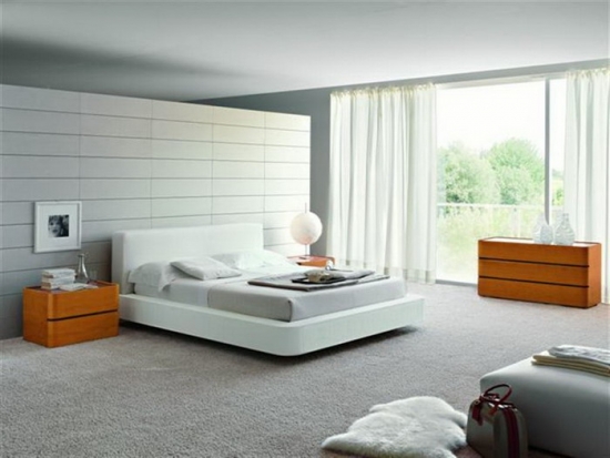 Dormitor luxos cu par alb pe mijloc si mocheta cu fir lung gri deschis