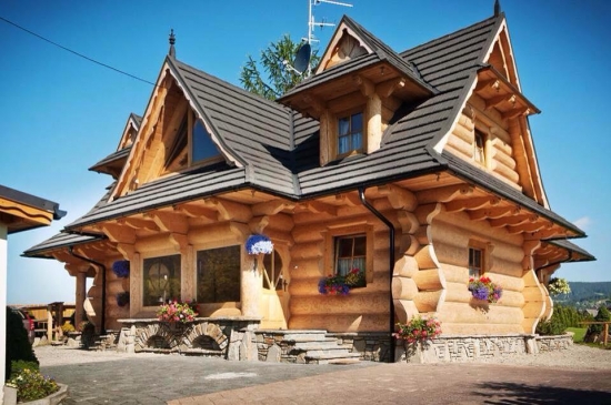 Casa din lemn cu mansarda