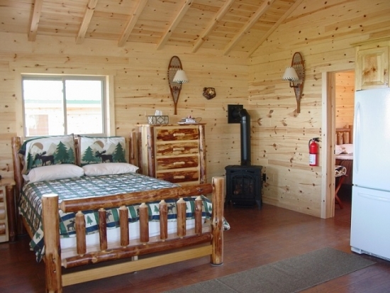 Interior de cabana din lemn cu mobilier din busteni