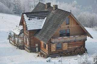 Casa placata cu lemn si acoperis cu sindrila din lemn
