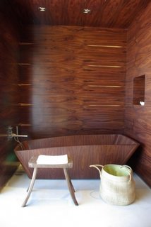Design modern de baie cu peretii si cada din lemn de mahon