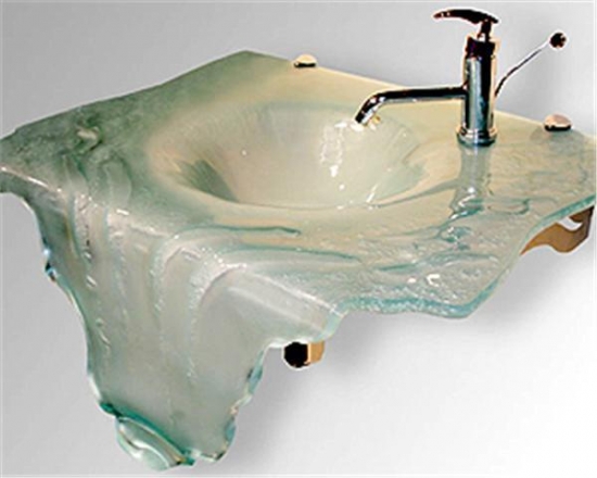 Model ce imita scurgerea apei confectionata din sticla